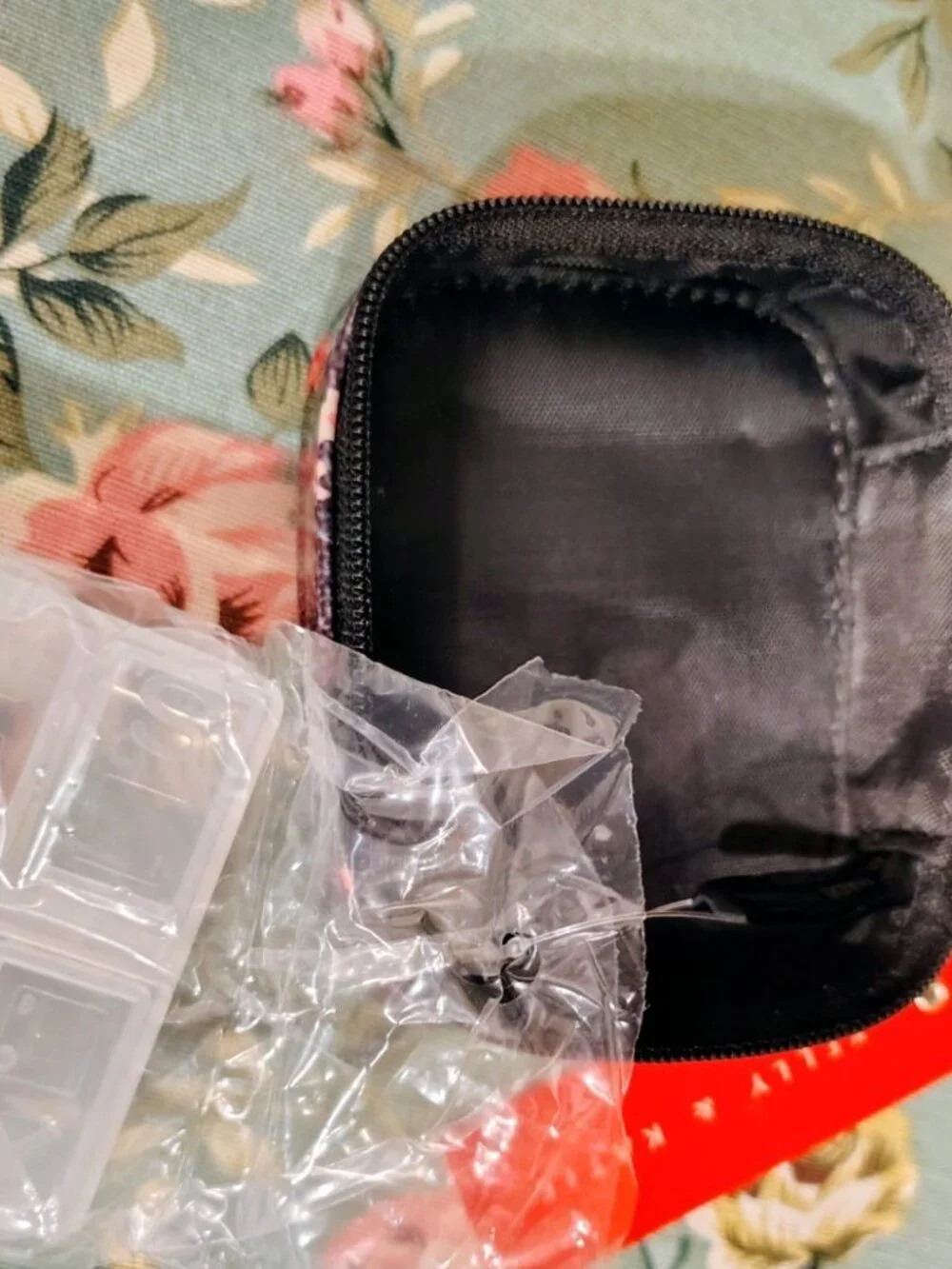 Kelly & Katie NWT Travel Pill Case Floral Zip
